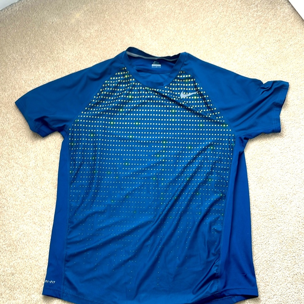 Men’s Nike dri-fit short sleeve shirt. Large.